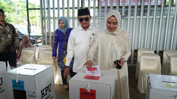 Pj Bupati HSS dan Istri Mencoblos di TPS 16 Kandangan Kota, Himbau Warga Gunakan Hak Pilih