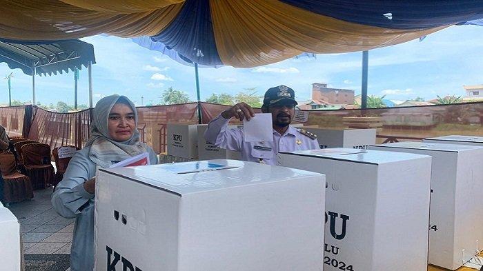 Pj Bupati HSU Salurkan Hak Suara di Amuntai Tengah, Kali Pertama Mencoblos di Luar Daerah