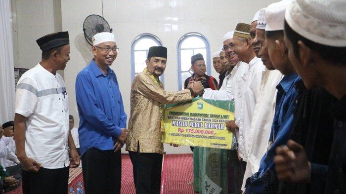 Bantuan Dana Hibah untuk Masjid Terus Disalurkan Syamsir, Pasar Murah Selalu Turut Dihadirkan