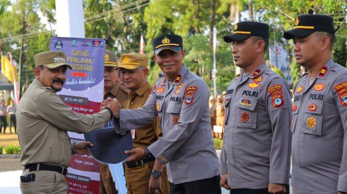Syamsir Serahkan Sembilan Unit Mobil untuk Jajaran Polsek di Tanah Laut, Begini Harapannya