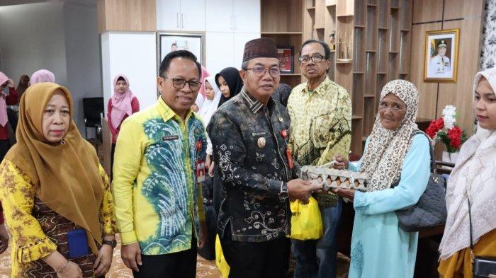 Sambut Ramadhan, Pj Serahkan Bantuan Sosial Untuk Lansia hingga Anak Berprestasi