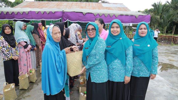 Gelar Pasar Murah Ramadan dan Bagikan Paket Sembako, Pj Ketua PKK Batola Serukan Semangat Berbagi