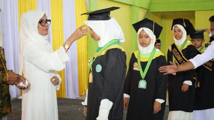 Ratusan Anak Ikut Wisuda Santri XXXII Barito Kuala, Suharyanti Mujiyat Berpesan Beri Pesan Ini