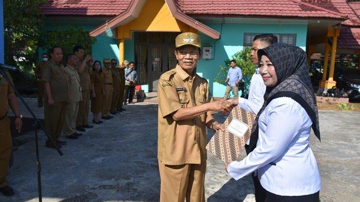 Serahkan 92 SK Pengangkatan PPPK, Plt Bupati Kapuas Sampaikan Harapan Ini