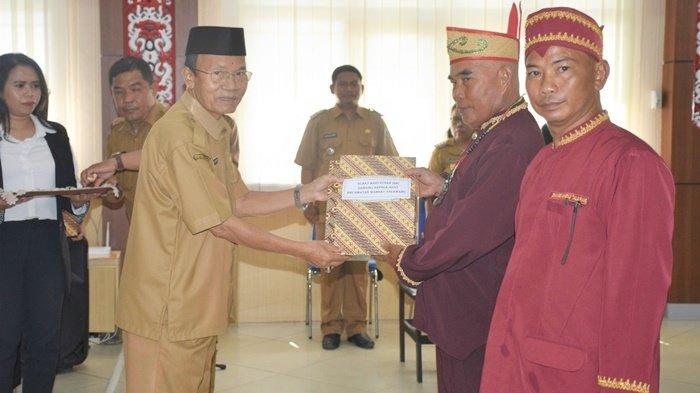 Pelaksana Tugas Bupati HM Nafiah Ibnor Lantik Dua Damang Kepala Adat di Kabupaten Kapuas