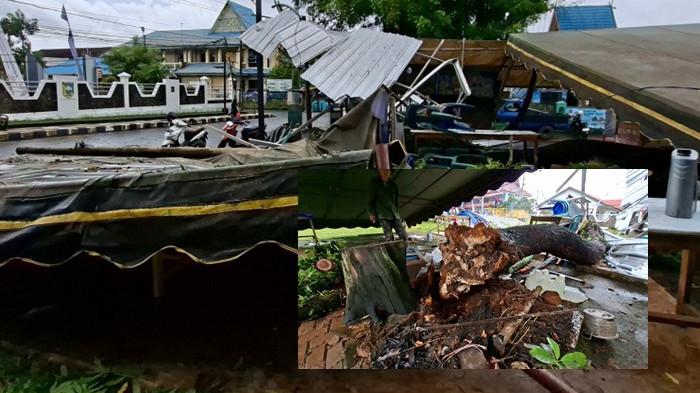 ROBOH - Pohon besar di area kuliner Lapangan Tugu, Pelaihari, roboh, Kamis (13/11) pagi. Atap bangunan dua warung setempat rusak.
 