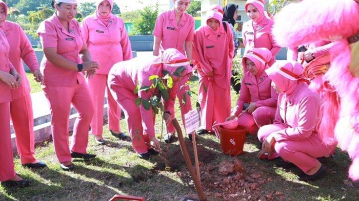 Perwakilan Masyarakat di Taman Siring Teluk Kelayan Banjarmasin Terima Bantuan Bibit Pohon