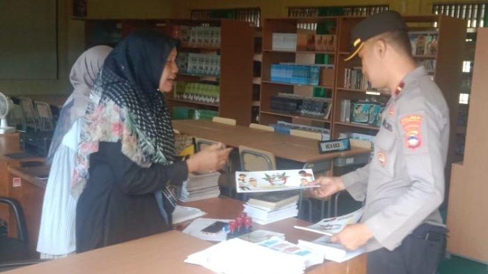 Bikin Kagum, Polsek di HSU Ini Bagikan Buku Anti Narkoba ke SMP dan SMA