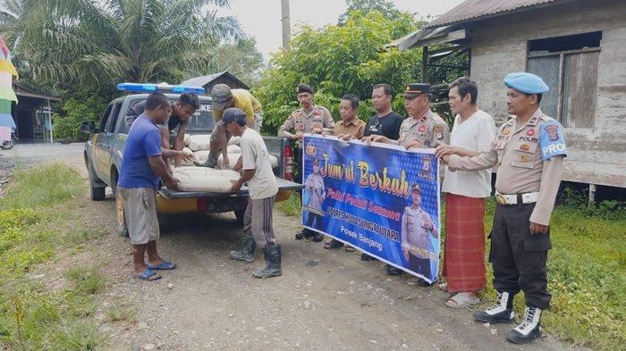 Dukung Pembangunan Masjid di Desa Pulau Damar HSU, Polsek Banjang Serahkan Bantuan Semen