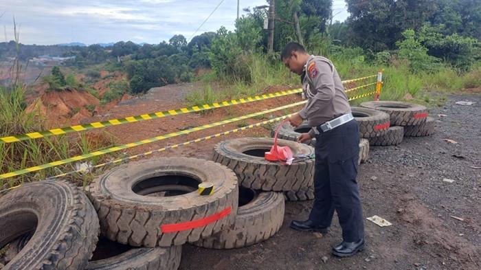 Jalan A Yani KM 171 Tanahbumbu Longsor Lagi, Polsek Satui Pasang Ban dan Rambu Peringatan