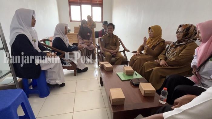 DPPKBPM Kota Banjarmasin Kembali Gelar Praktik Konseling Sebaya di MTsN 2 Banjarmasin
