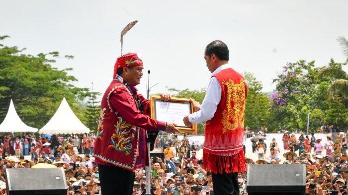 Hadiri Festival Dangai Ehau di Kaltim, Jokowi Dianugerahi Gelar Adat dari Suku Dayak