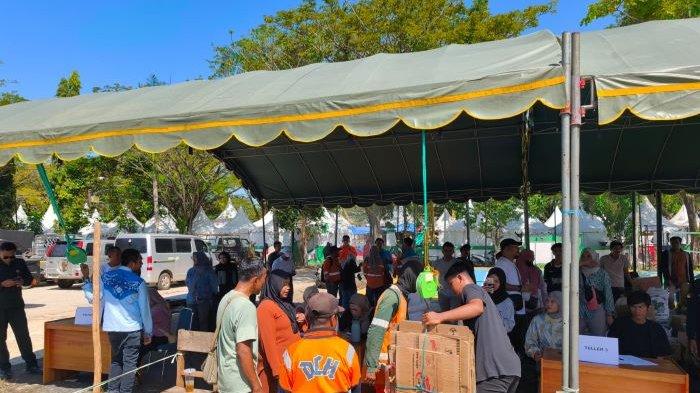 Warga Datang Berbondong-bondong Bawa Sampah, Pulangnya Boyong Sembako