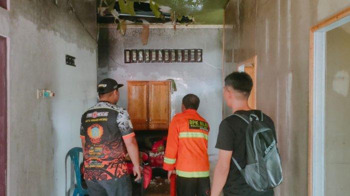 Jago Merah Bikin Panik Warga Desa Kias HST, Hanguskan Atap Rumah Satu Warga