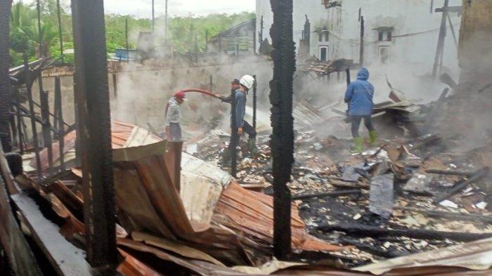 Kebakaran di Kalsel - Si Jago Merah Luluhlantakkan Rumah Beserta Toko di Desa Muara Uya Tabalong