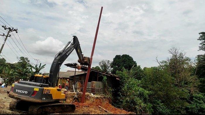 Terdampak  Longsor Jalan Nasional di Satui Tanahbumbu Kalsel, Dua Tiang Listrik Terpaksa Dipindahkan