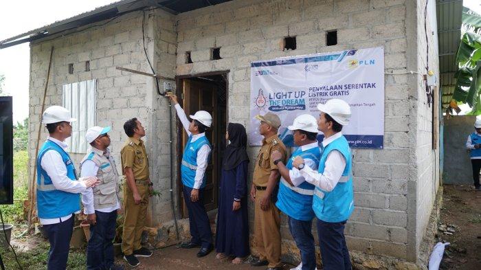 Tebar Kebaikan di Awal 2024, PLN Terangi 108 Rumah di Kalselteng dengan Sambung Listrik Gratis