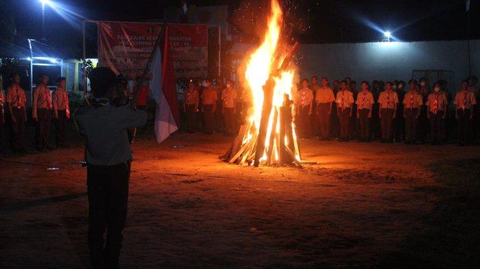 Peringati Hari Sumpah Pemuda, Kegiatan Kepramukaan Penegak Ditutup Prosesi Api Unggun