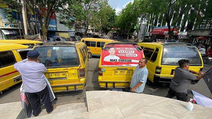 Ramai-ramai Pasang Stiker Bergambar Gibran, Begini Kata Puluhan Sopir Angkot di Banjarmasin
