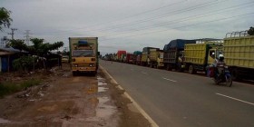 Warga Lingkar Selatan Keluhkan Truk Parkir Memakan Badan Jalan