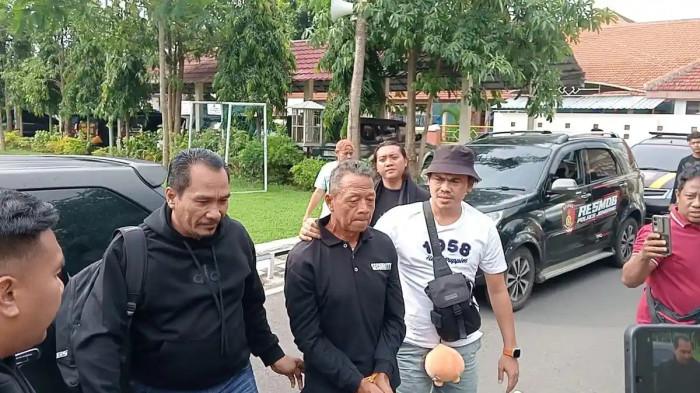 BUNUH ISTRI -  Purnomo, suami siri wanita lanjut usia yang tewas mengenaskan di Mancilan, Mojoagung, saat diamankan ke Kantor Satreskrim Polres Jombang, Kabupaten Jombang, Jawa Timur, pada Sabtu (22/11/2025).