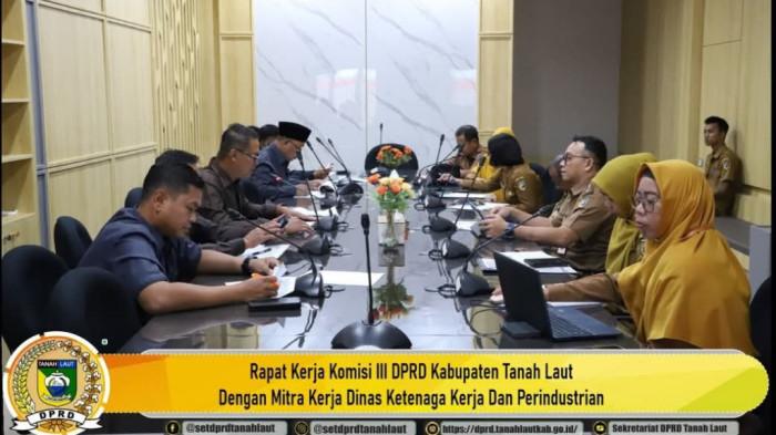 RAKER - Suasana raker Komisi III dengan Disnakerind Tala di gedung DPRD Tala, 01