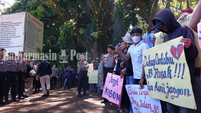 Pelepasan Lahan PTP tak Kunjung Tuntas, Warga Tebingsiring Tanahlaut Bakal Tutup Jalan Kebun