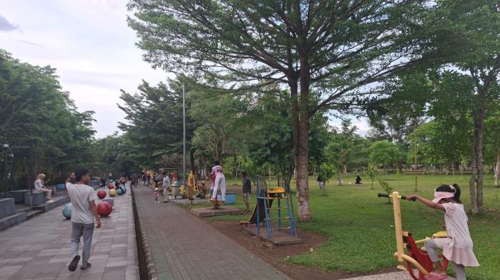 BERMAIN -Suasana Ruang Terbuka Hijau (RTH) Al Munawaroh di Jalan Trikora, Guntungmanggis, Landasan Ulin, Banjarbaru. Tersedia Fasilitas Bermain Anak Hingga Fitness Outdoor.