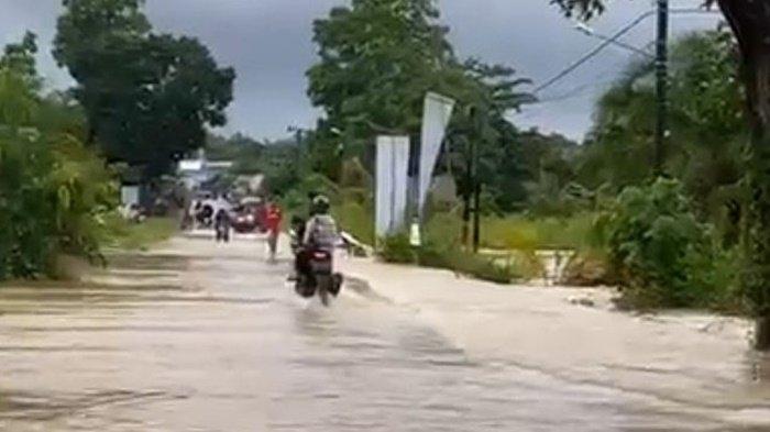 Hujan Deras Mengguyur, Jalan Poros Desa Atuatu Tanahlaut Sempat Kebanjiran
