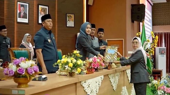 Rapat paripurna dprd batola 654