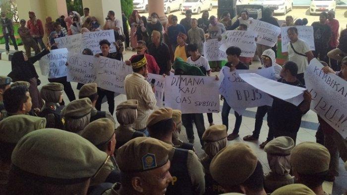 Ratusan Ibu-ibu hingga Anak-anak Demo Kantor Bupati Penajam Paser Utara, Bawa Tuntutan Tertulis