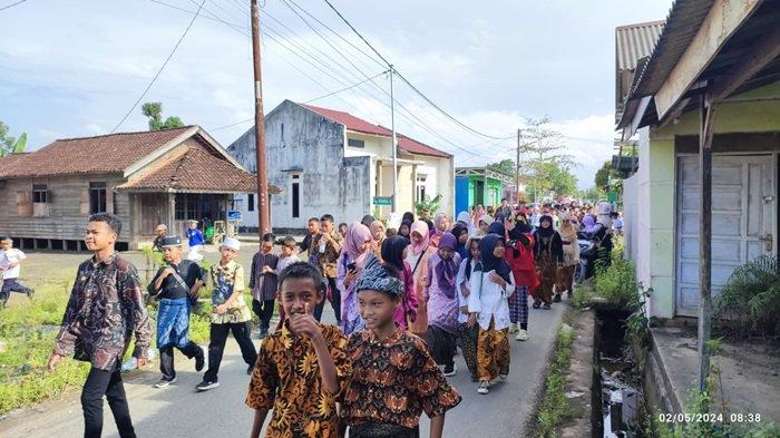 Didampingi Orangtua, Ratusan Siswa SDN 2 Sarigadung Tanahbumbu Ikuti Karnaval Peringatan Hardiknas