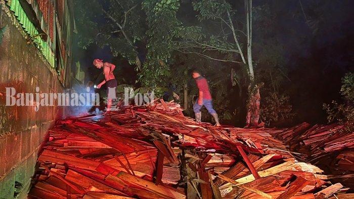 Gudang Limbah Plywood Terbakar di Jalan Tol Lingkar Selatan Banjarmasin, Api Diduga dari Panas Tanah