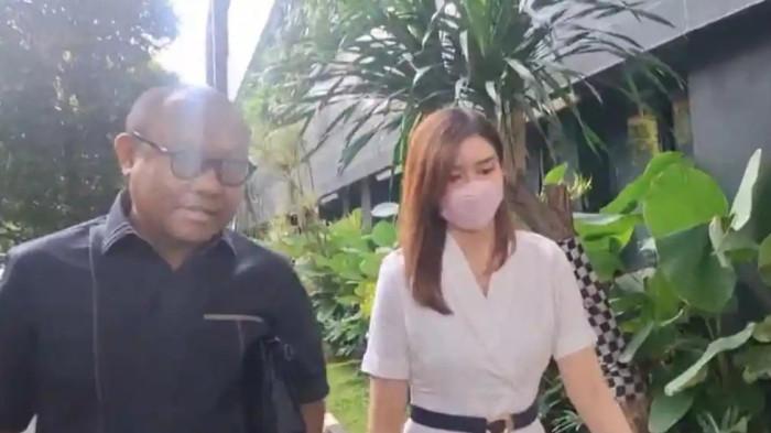 PENUHI PANGGILAN POLISI - Reni Effendi istri Richard Lee memenuhi panggilan penyidik Polda Metro Jaya Jumat (27/3/2026).