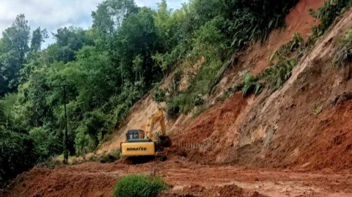 Tanah Longsor di Ruas Jalan Menuju Desa Murung B HST, Akses Jalan Tak Bisa Dilewati