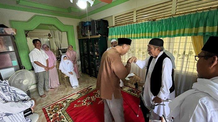 Takziah ke Kediaman Almarhum, Ketua Pembina Yayasan Hasanuddin Madjedie Serahkan Santunan