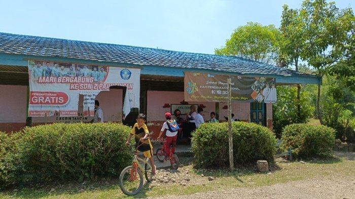 Jadi Satu-satunya Siswa di Kelas 1, Murid SDN 2 Pajukungan HST Ini Tetap Semangat Belajar