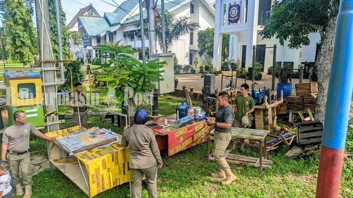 Marak PKL, Petugas Satpol PP Tertibkan Lapak Dagangan di Kawasan Pedestrian Boejasin Pelaihari