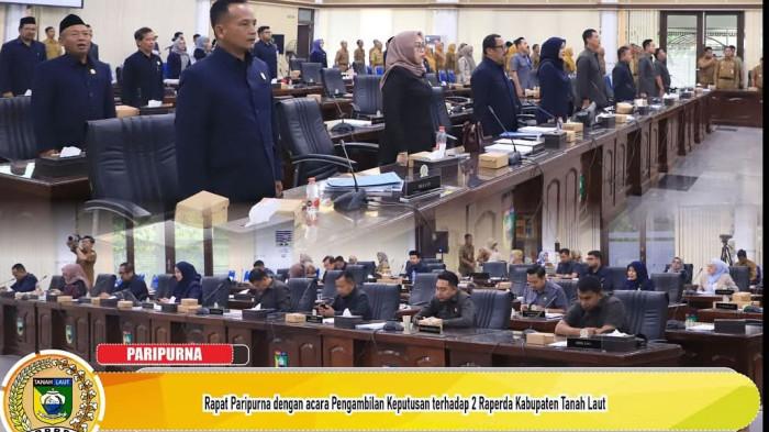 SUASANA rapat paripurna pengambilan keputusan terhadap dua raperda 3