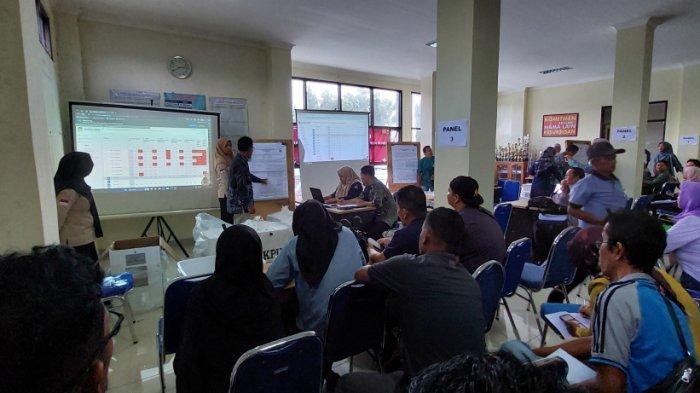 Ruangan Sempit, Peserta Rapat Pleno Rekapitulasi Penghitungan Suara Kecamatan Pelaihari Kegerahan