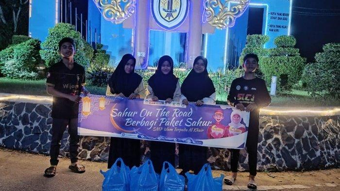 Gelar Sahur On The Road, Siswa SMPIT Al Khair Barabai Turun ke Jalan Bagikan Menu Sahur