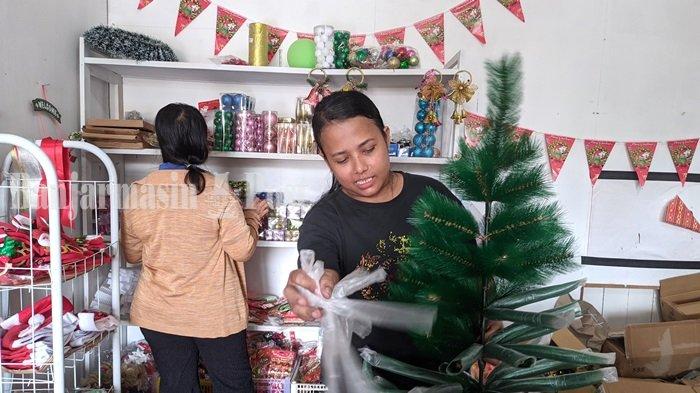 Jelang Natal 2023, Pernak-Pernik Natal di Toko Pohon Natal Tanjung Diserbu Pembeli