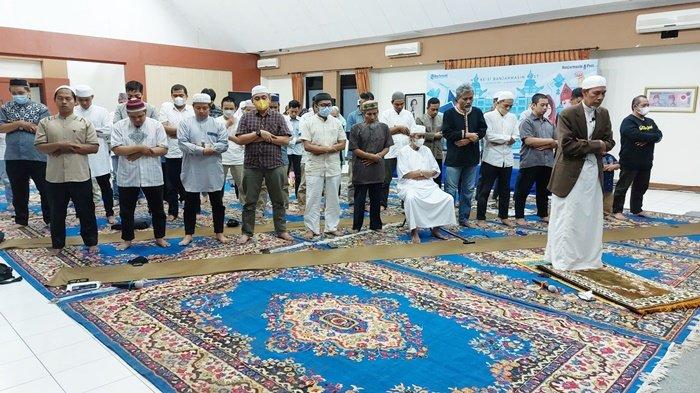 Rangkaian HUT ke-51, Karyawan dan Pimpinan Banjarmasin Post Melaksanakan Salat Hajat