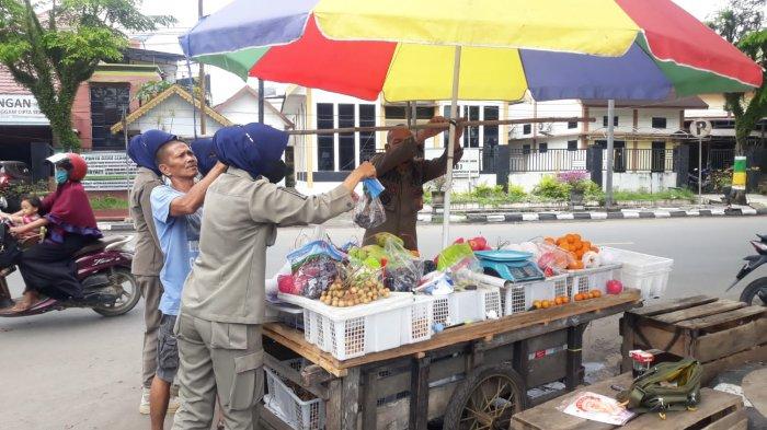PKL Buah Pasar Paringin Ditegur Satpol PP Balangan karena Gunakan Hak Pengguna Jalan