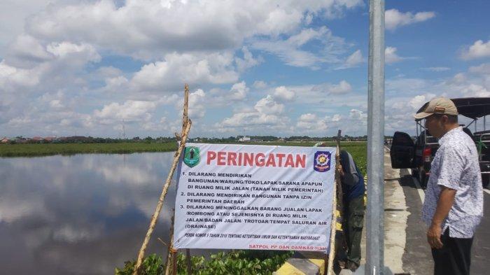 Jalan Bypass Panangkalan-Bayur HSU Mulai Ramai Pedagang, Satpol PP Pasang Larangan Dirikan Bangunan