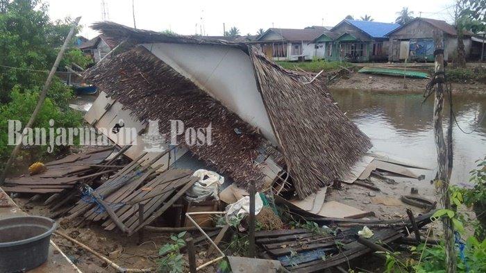 Ditinggalkan Penghuninya Kerja di Desa Lain, Rumah di Bawahlayung Tanahlaut Ambruk Diterjang Angin