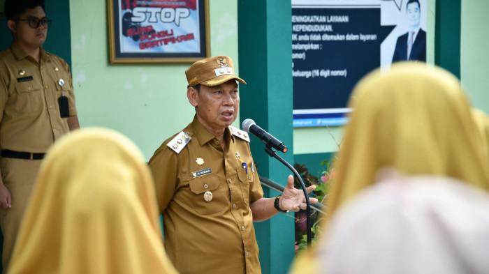Sebagai pemimpin apel pagi senin di Disdukcapil HSS, Wabup Suriani t2