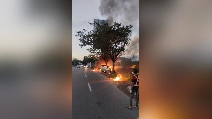 Seruduk Penjual BBM Eceran, Sebuah Mobil Terbakar di Jalan A Yani Km 10 Gambut Banjar