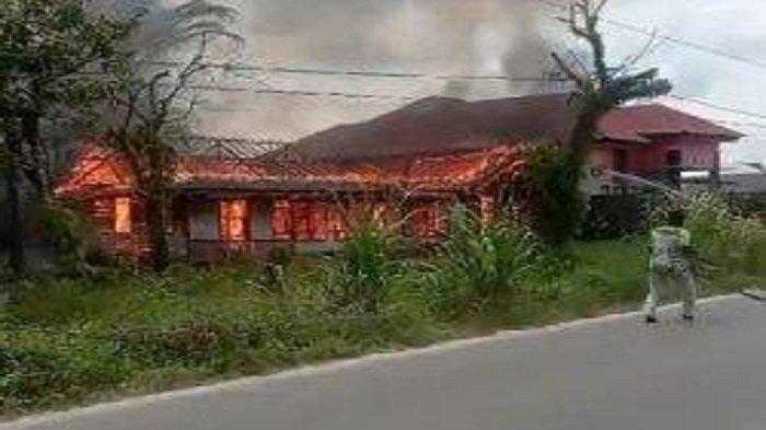 Jago Merah Mengamuk di Palangkaraya, Satu Rumah Panggung Ludes Terbakar