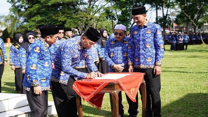 Sekda Banjar definitif, Yudi Andrea tanda tangan.